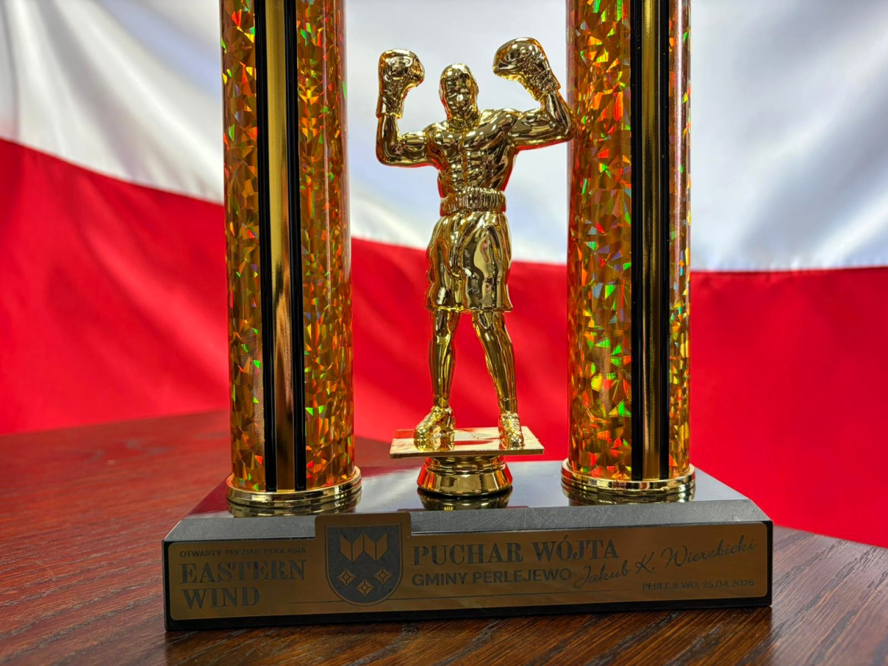 Zbliżenie pucharu Wójta Gminy Perlejewo przygotowanego na turniej Eastern Wind