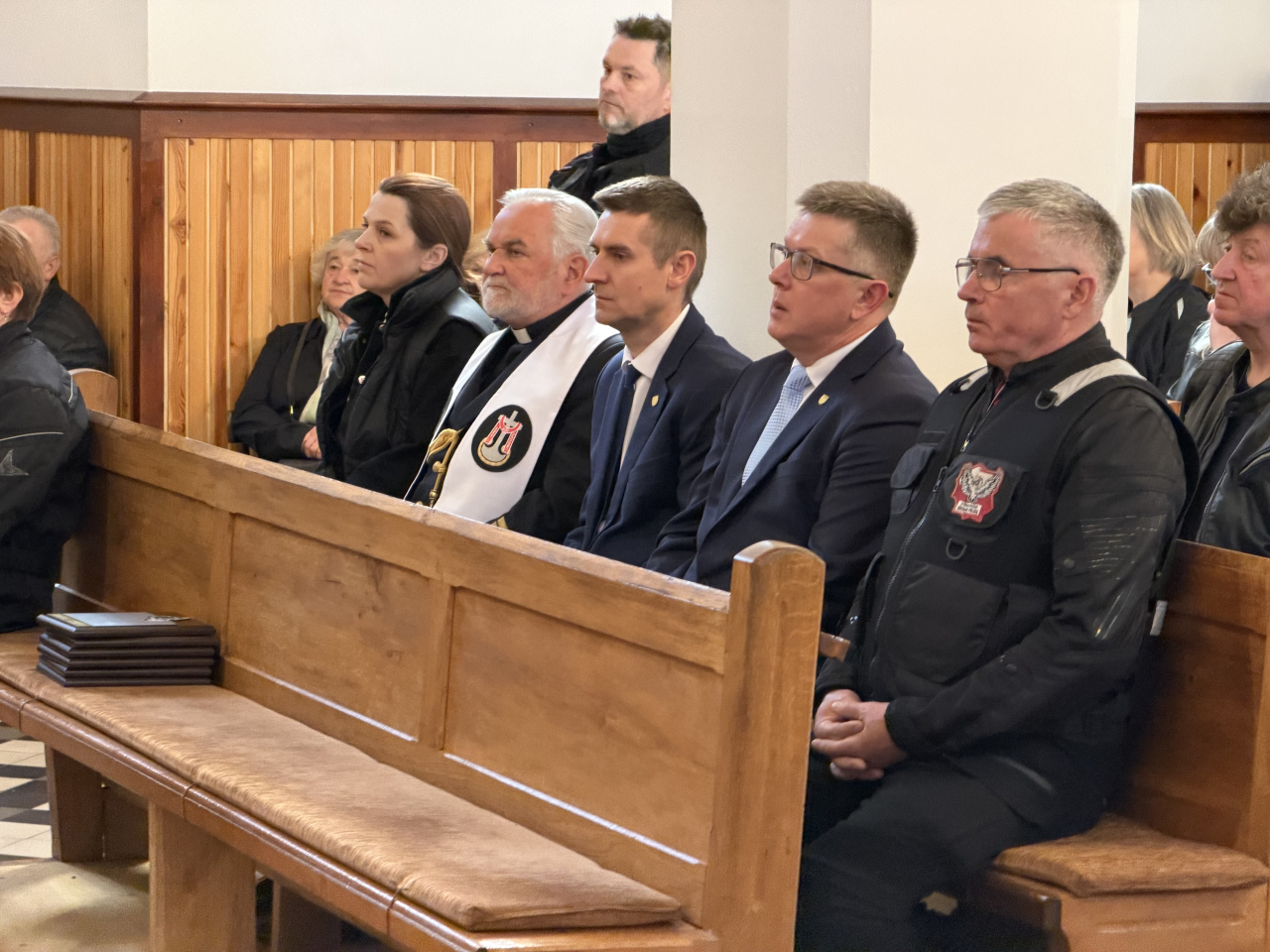 Wójt Gminy Perlejewo siedzi w pierwszej ławce kościoła w Grannem podczas uroczystej Mszy św.